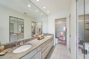 Combined shower/tub, hair dryer, towels