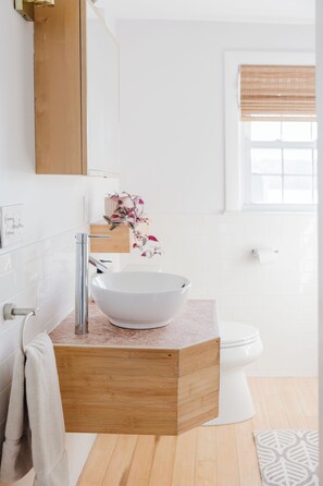 淋浴/盆浴组合、吹风机、毛巾、肥皂