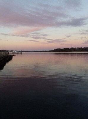 靠近海滩、沙滩椅、沙滩毛巾