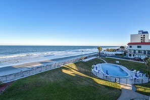 Een buitenzwembad en een verwarmd zwembad