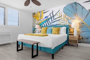 2 slaapkamers, een bureau, een strijkplank/strijkijzer, reisbedje