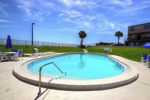 Een buitenzwembad en een verwarmd zwembad