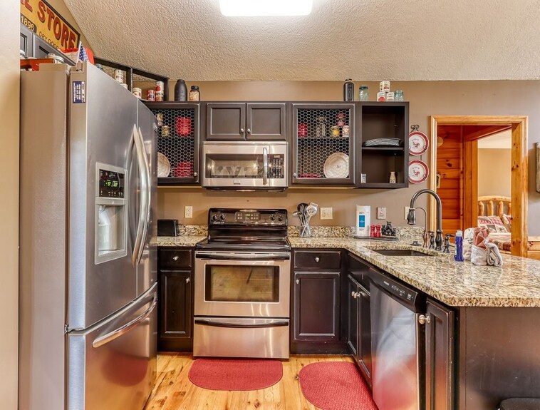 5 Minutes To Pigeon Forge Fun! Tranquil Setting. Hot Tub, Game Room, Fire Pit. - Pigeon Forge, TN