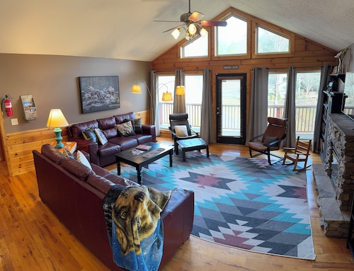  5 minutes to Pigeon Forge fun! Tranquil setting. Hot tub, game room, fire pit.