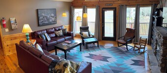  5 minutes to Pigeon Forge fun! Tranquil setting. Hot tub, game room, fire pit.