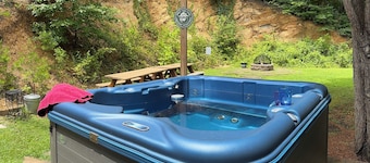  5 minutes to Pigeon Forge fun! Tranquil setting. Hot tub, game room, fire pit.