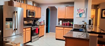 Spacious 4BR Getaway - Theater, PS5, Pool Table