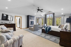 6 bedrooms, desk, iron/ironing board, travel crib