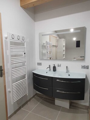 Bathtub, hair dryer, towels