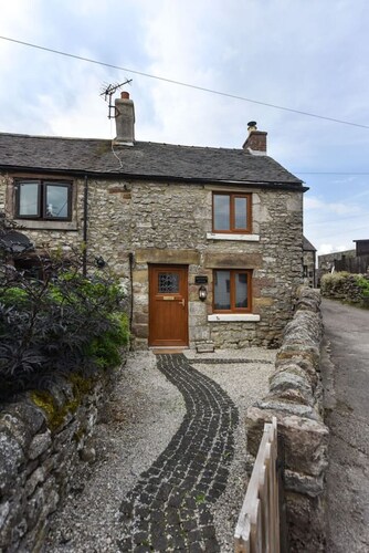 Chatterbox Cottage, romantic hideaway in the Picturesque Derbyshire Dales