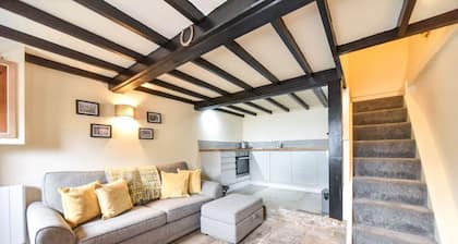 Chatterbox Cottage, romantic hideaway in the Picturesque Derbyshire Dales