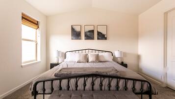 3 Schlafzimmer, Schreibtisch, Bügeleisen/Bügelbrett, Reisekinderbett