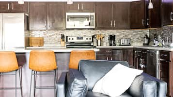 Køleskab, mikrobølgeovn, ovn, kogeplade