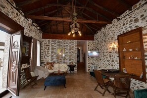 Fernseher, Kamin, Stereoanlage