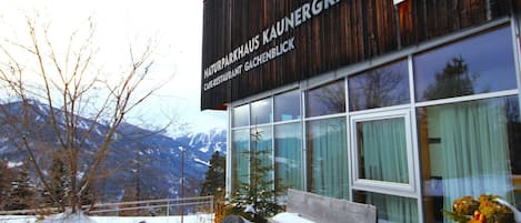 A building with a sign reading "NATURPARKHAUS KAUNERGRAT CAFE-RESTAURANT GACHENBLICK."