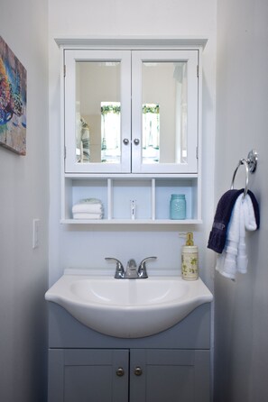 Combined shower/bathtub, hair dryer, towels, soap