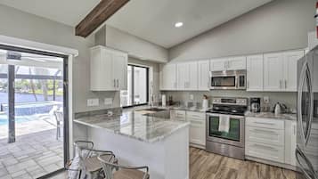 Coffee/tea maker, fridge, microwave, stovetop