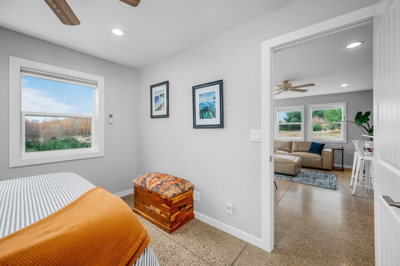 2 bedrooms, desk, iron/ironing board, WiFi