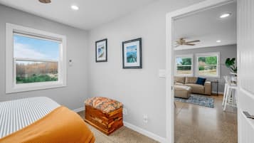 2 bedrooms, desk, iron/ironing board, WiFi