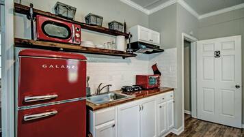 Réfrigérateur, micro-ondes, plaque de cuisson, cafetiÚre/bouilloire