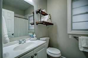 Tina con regadera, secadora de cabello, toallas, jabón 