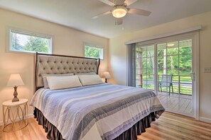 2 bedrooms, desk, iron/ironing board, Internet - Updated Cottage at Lake Junaluska Golf Course! (Waynesville)