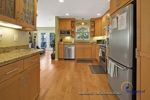 Fridge, microwave, oven, stovetop - Beach Lovers Retreat (Santa Cruz)