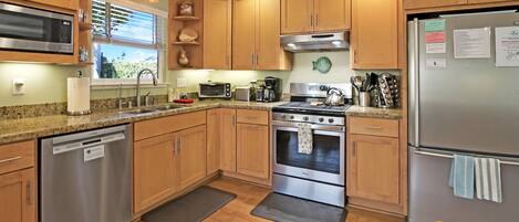 Geladeira, micro-ondas, fogão, cooktop