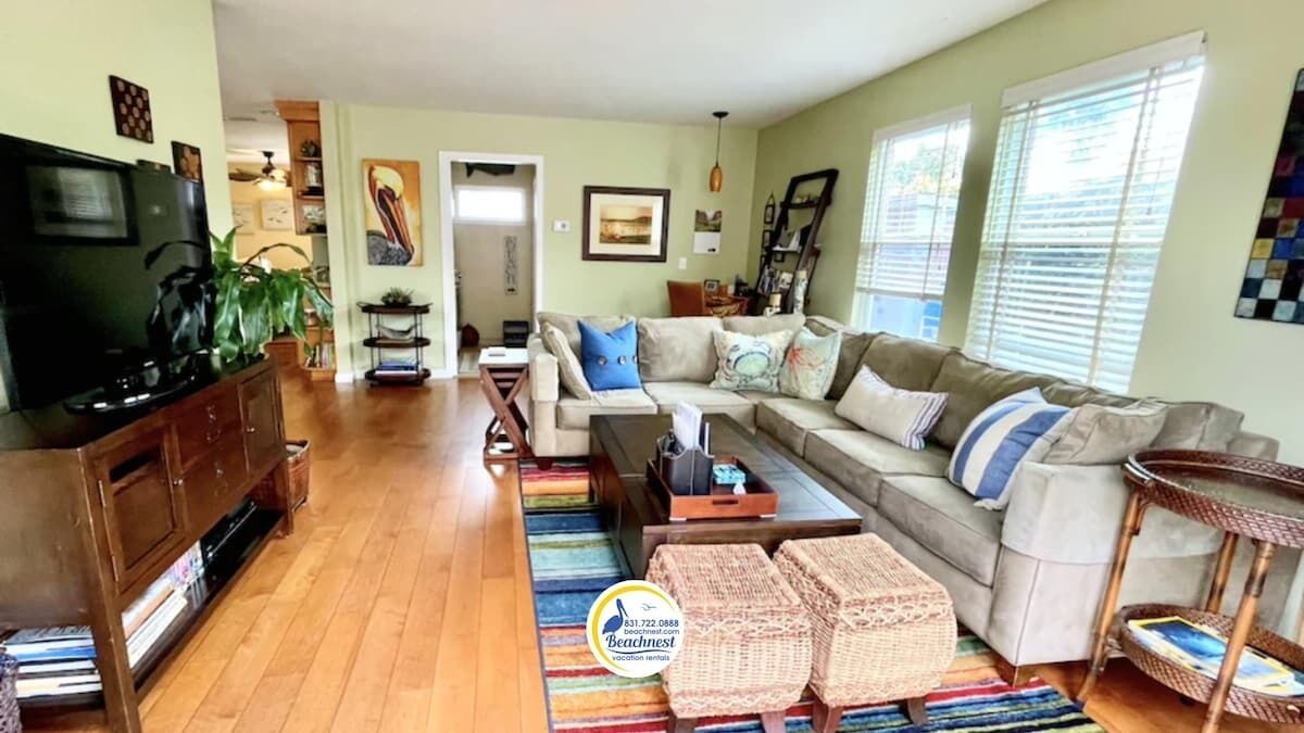 Smart-tv, eldstad, böcker och ett musikbibliotek