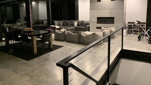 Interior - Mountain modern home 180 degree views (Kalispell)