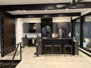 Wasserkocher mit Kaffee-/Teezubehör, Kühlschrank, Mikrowelle, Ofen