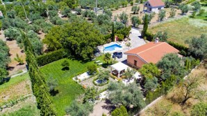 Une propriété résidentielle dotée d’une piscine, d’un patio et d’un jardin.
