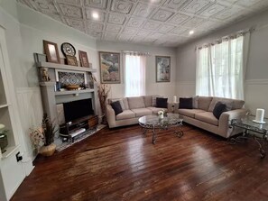 Smart TV, books - Downtown Jacksonville - La Casa De Blues (Jacksonville)