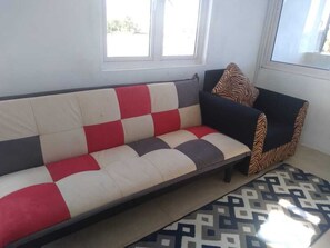 Télévision, livres, espaces bureaux