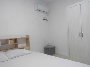 1 chambre, fer et planche à repasser, Wi-Fi gratuit, draps fournis
