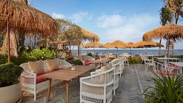 3 restaurants, breakfast served