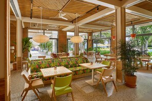 3 restaurantes; se sirven desayunos, comidas y cenas