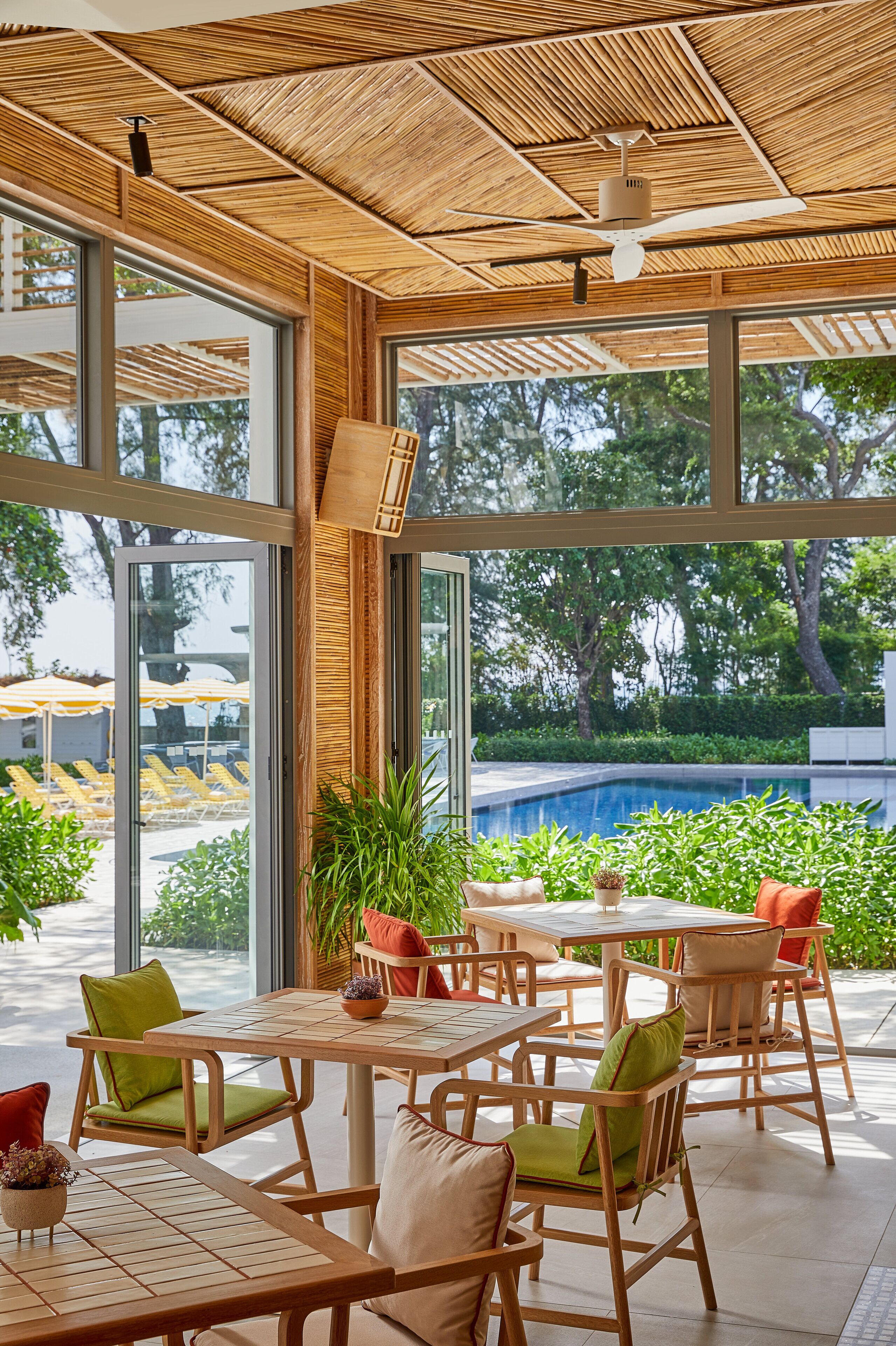 3 restaurants, breakfast served