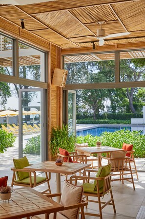 3 restaurantes, se sirve desayuno 