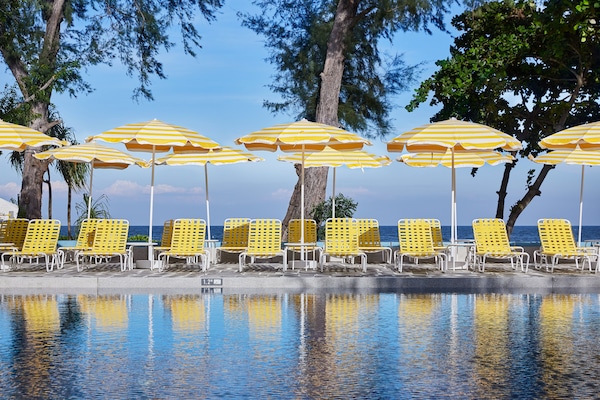 Alberca al aire libre y camas balinesas gratuitas