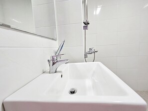 Ducha, artículos de higiene personal gratuitos, secador de pelo y jabón