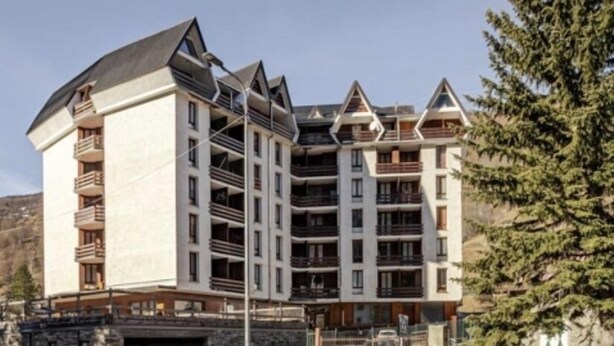 A multi-story hotel with a modern architectural design, featuring balconies and a stone facade. - ❤️🏔 The Lantern in the Mountains ❤️🏔 (Pragelato-Ruà TO)