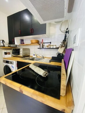 Kühlschrank, Mikrowelle, Ofen, Herdplatte