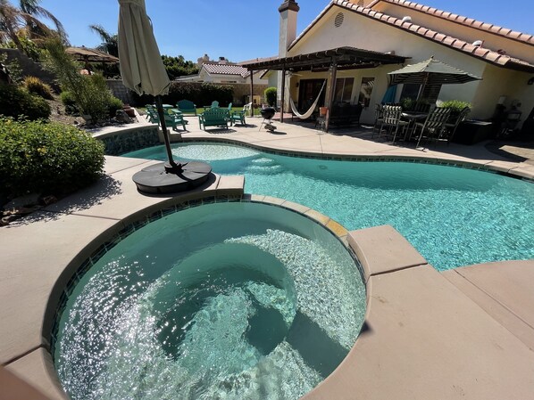 Alberca al aire libre y alberca climatizada