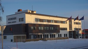 A modern hotel building with a sign reading "VERDE HOTEL LAKSELV." - Verdde Hotel Lakselv (Porsanger)