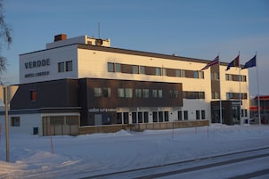 Un edificio moderno de hotel con un letrero que dice "VERDE HOTEL LAKSELV".