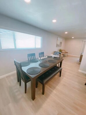Dining - 🅼🅾🅳🅴🆁🅽 🆁🅴🅼🅾🅳🅴🅻🅴🅳 🅷🅾🅼🅴 (Rowland Heights)