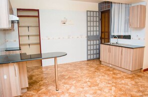 Kühlschrank, Mikrowelle, Herdplatte, Geschirrspüler