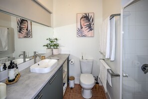 Dusche, Haartrockner, Bademäntel, Handtücher