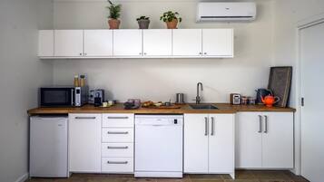 Frigorífico, microondas, horno y placa de cocina